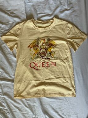 Que Pale Yellow Short-Sleeve Graphic Tee with Red Logo